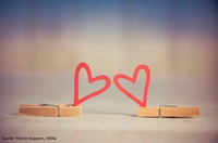 Valentinstag global: Von Kussrekorden und Scheidungsverbot