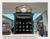Ein Blick auf die Uhr – und auf Berlin: Berliner&hellip;
