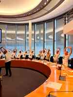 Ein Om im Bundestag: Yogapremiere im Ausschusssaal des Paul-Löbe-Hauses